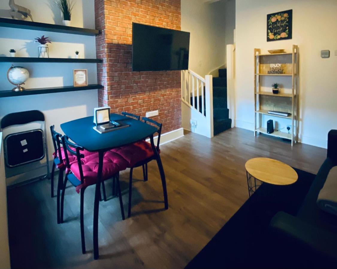 Large 4 Bedroom - Centre Сasa de vacaciones Coventry