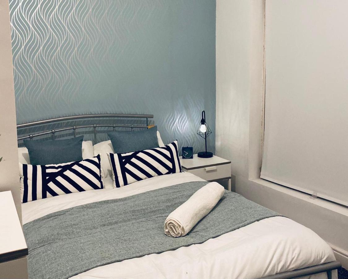 Сasa de vacaciones Large 4 Bedroom - Centre Coventry